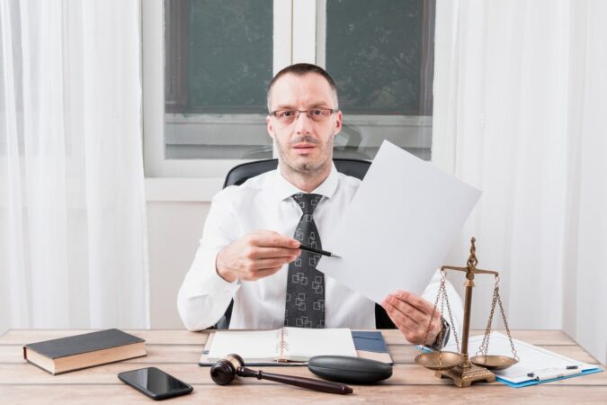 Un professionnel en costume, incarnant un "bon avocat à Lyon" prêt à offrir expertise et confiance pour vos besoins juridiques