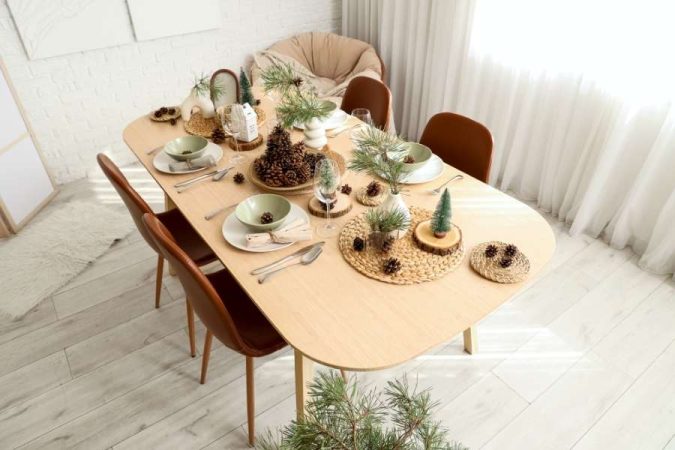 Une table en bois clair avec une décoration rustique pour vous inspirer à décorer une table.